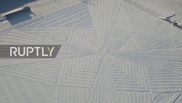 Step by step! Canadian artist creates massive geometric patterns with snowshoes - Sputnik Moldova-România
