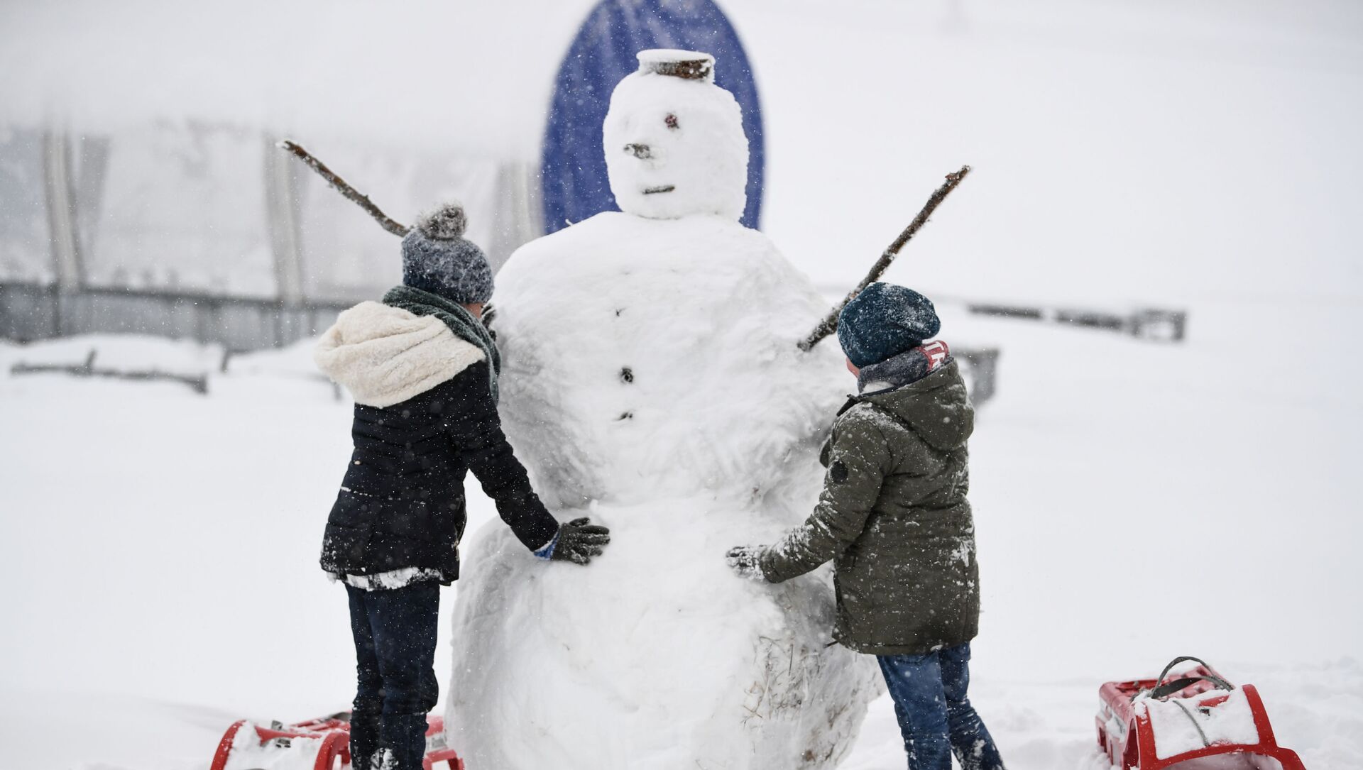Дети лепят снеговика в Фельдберге, Германия - Sputnik Молдова, 1920, 07.02.2021