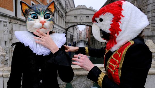 Люди в карнавальных костюмах в Венеции  - Sputnik Moldova