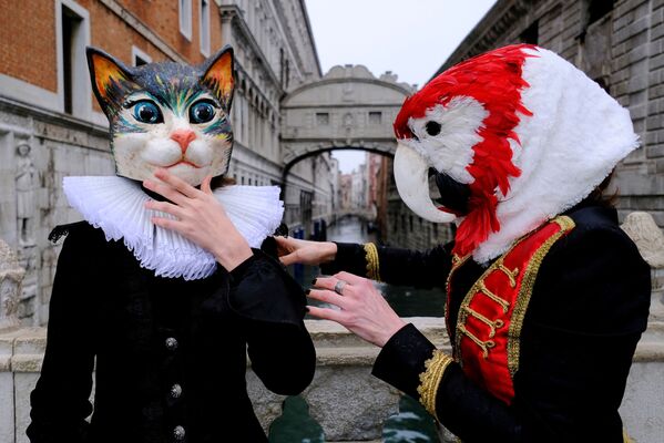 Люди в карнавальных костюмах в Венеции  - Sputnik Moldova