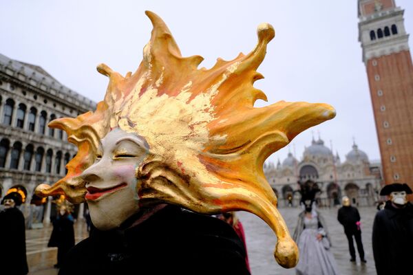 Люди в карнавальных костюмах в Венеции - Sputnik Moldova