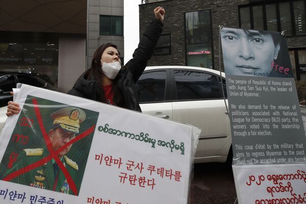 O tânără care ține o pancartă în timpul unei demonstrații împotriva unei lovituri de stat militare în Myanmar. 6 februarie 202 - Sputnik Moldova-România