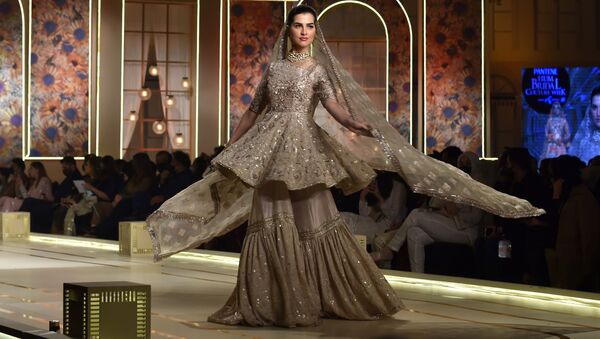 Модель во время презентации коллекции Ayesha and Usman Ali на показе мод Hum Bridal Couture Week в Лахоре  - Sputnik Moldova