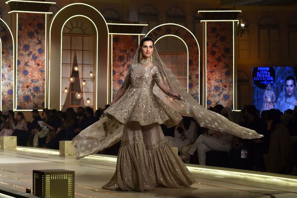 Un model în timpul prezentării colecției Ayesha și Usman Ali la prezentarea de modă Hum Bridal Couture Week din Lahore - Sputnik Moldova