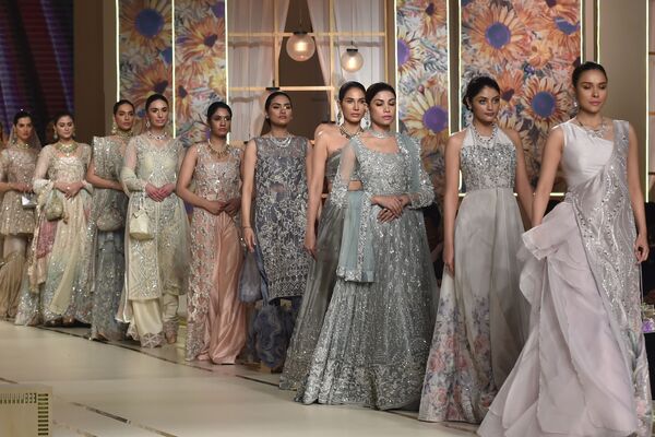 Модели во время презентации коллекции Ayesha and Usman Ali на показе мод Hum Bridal Couture Week в Лахоре  - Sputnik Молдова