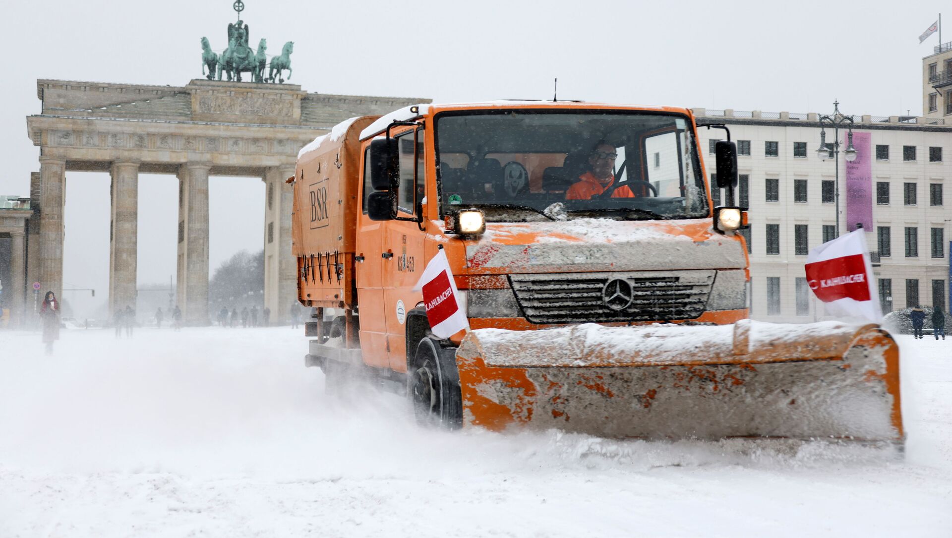  Городские рабочие расчищают снег снегоочистителем перед Бранденбургскими воротами во время снегопада в Берлине, Германия. - Sputnik Moldova-România, 1920, 15.02.2021
