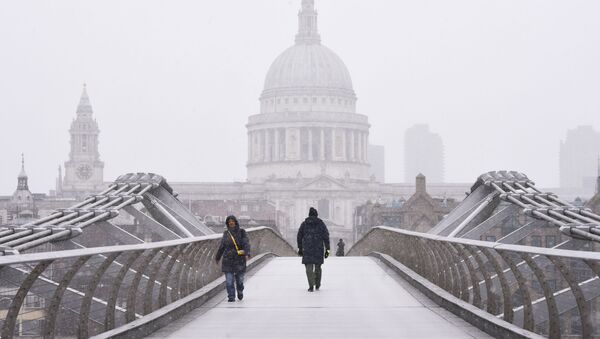 Люди идут по мосту Миллениум во время снегопада в Лондоне - Sputnik Moldova-România