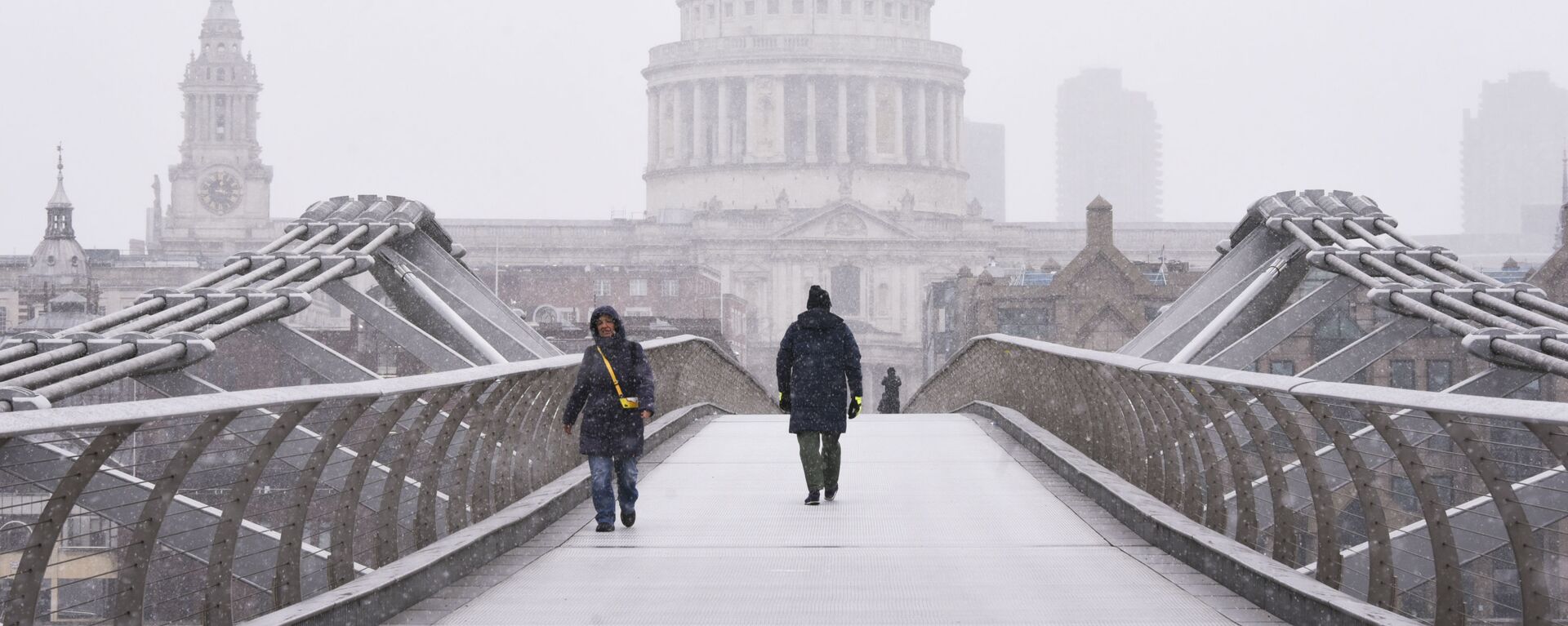 Люди идут по мосту Миллениум во время снегопада в Лондоне - Sputnik Moldova-România, 1920, 08.02.2021