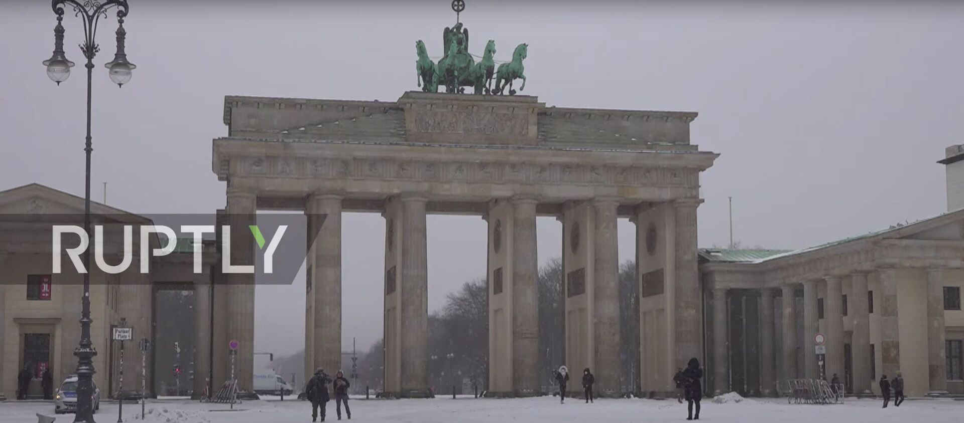 Germany: Heavy snowfall covers Berlin landmarks in white blanket - Sputnik Молдова, 1920, 09.02.2021