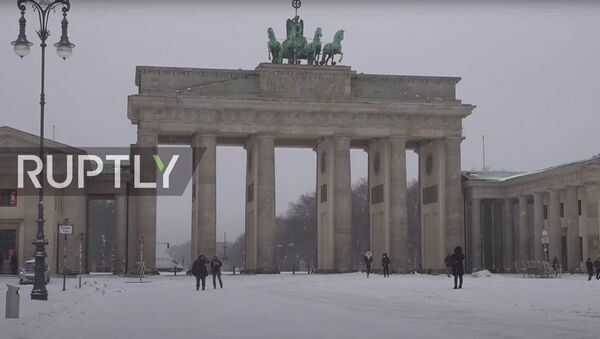Germany: Heavy snowfall covers Berlin landmarks in white blanket - Sputnik Moldova-România
