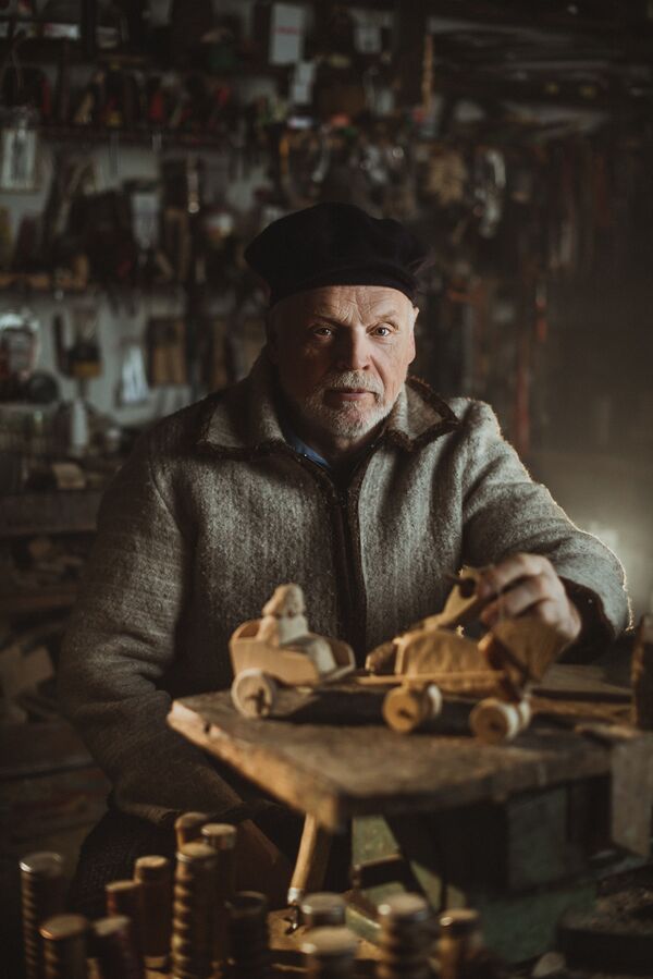 Снимок Traditional Crafts: Portrait of a Toymaker фотографа Simas Bernotas, победивший в номинации National Awards (Литва) конкурса 2021 Sony World Photography Awards  - Sputnik Молдова