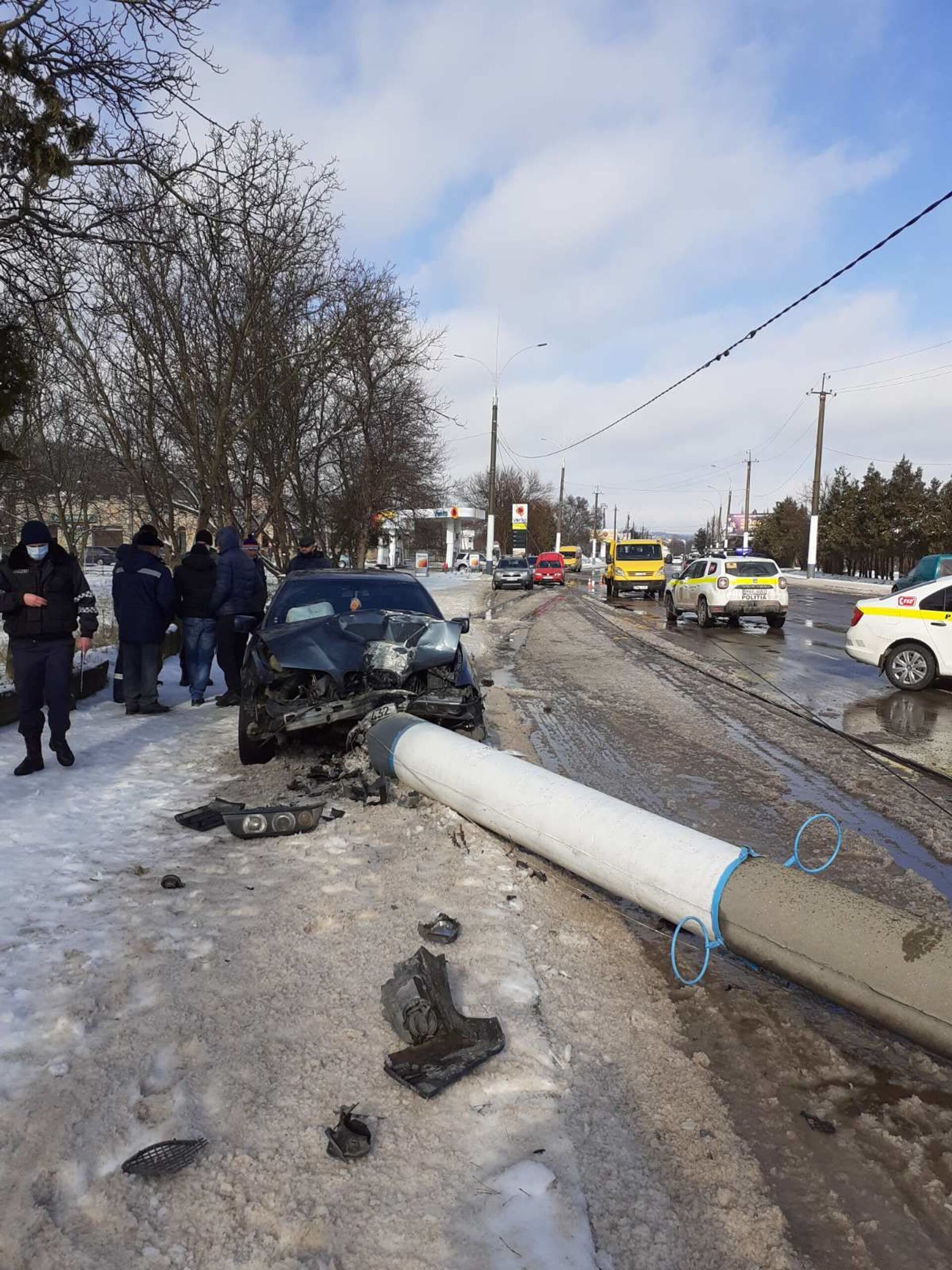 Accident grav la Soroca: A intrat cu mașina într-un pilon și l-a doborât - Foto - Sputnik Moldova, 1920, 09.02.2021