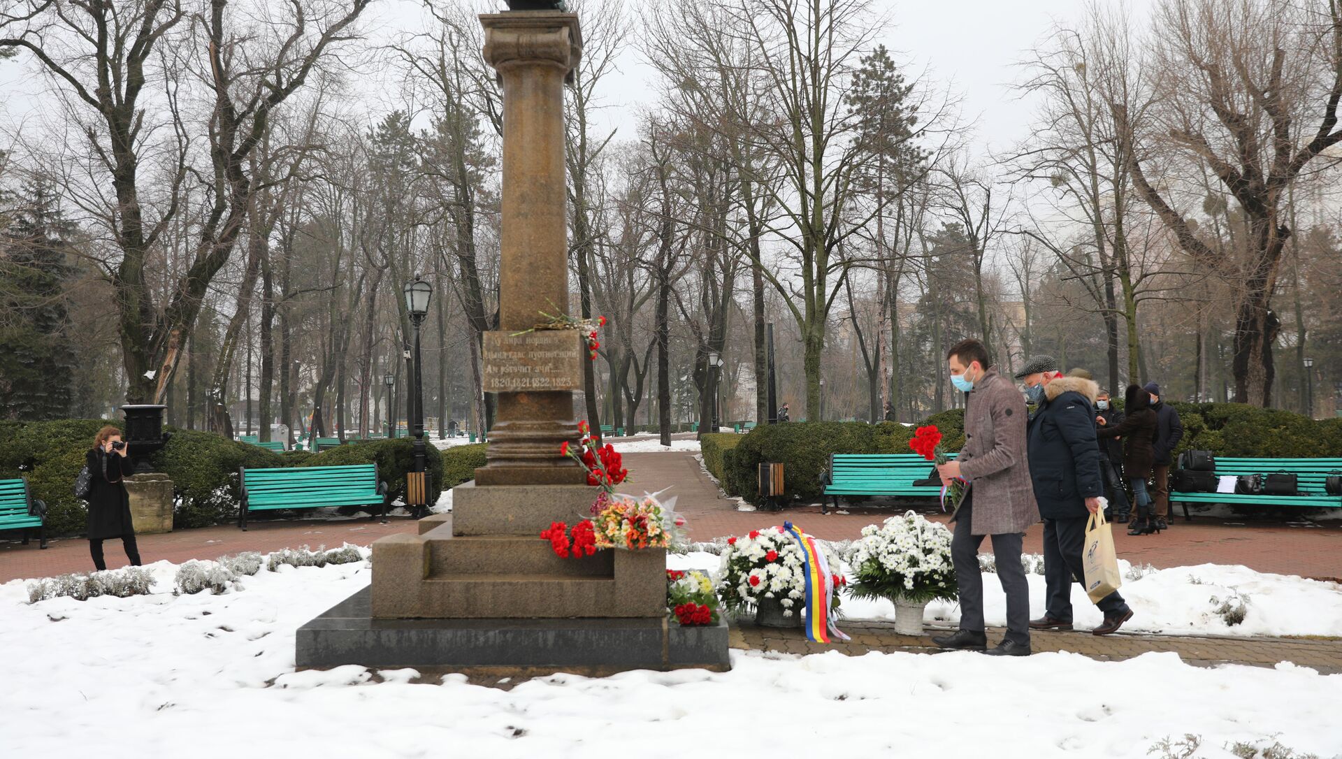 Flori la monumentul poetului Aleksandr Pușkin - Sputnik Moldova, 1920, 10.02.2021