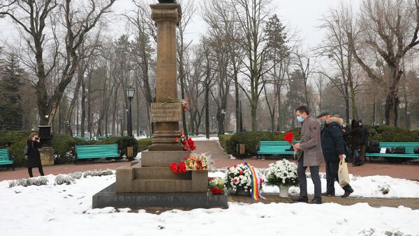 Flori la monumentul poetului Aleksandr Pușkin - Sputnik Moldova