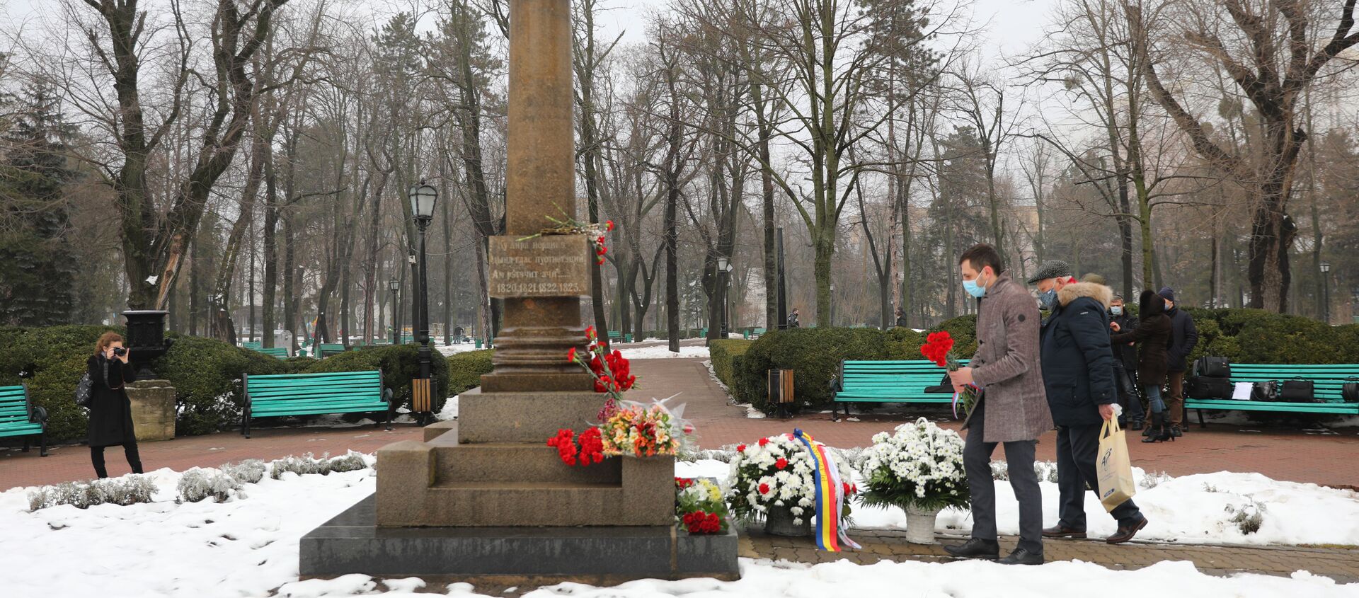 Flori la monumentul poetului Aleksandr Pușkin - Sputnik Moldova, 1920, 10.02.2021