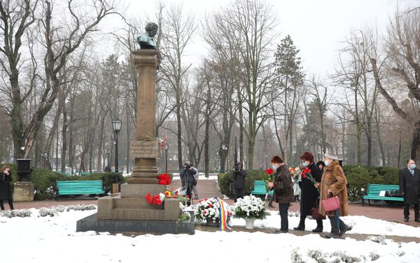Ziua comemorării lui Pușkin a început cu o depunere de flori la bustul poetului. - Sputnik Moldova