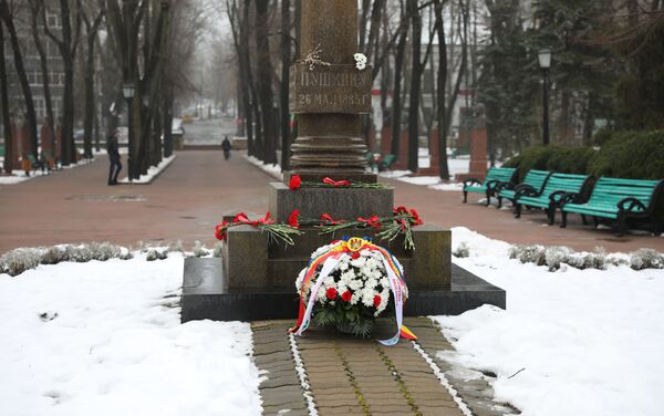 Возложение цветов к памятнику А. С. Пушкина ко дню смерти поэта - Sputnik Moldova-România