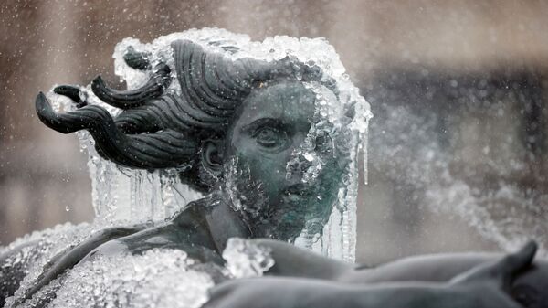 Покрытая льдом статуя на Трафальгарской площади в Лондоне  - Sputnik Moldova