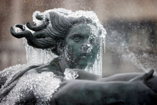 Покрытая льдом статуя на Трафальгарской площади в Лондоне  - Sputnik Moldova