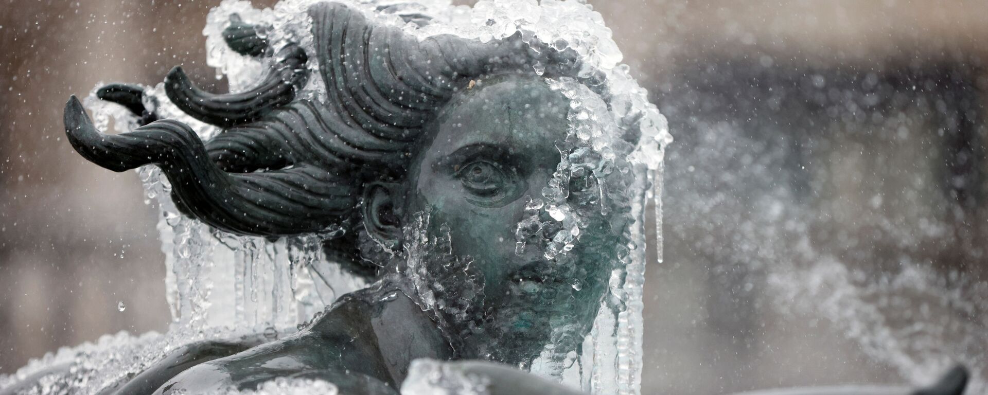 Покрытая льдом статуя на Трафальгарской площади в Лондоне  - Sputnik Moldova-România, 1920, 11.02.2021