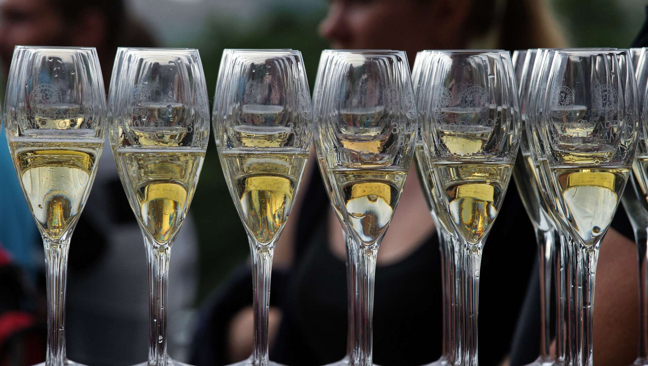 Фанагория бокалы для шампанского. Фужеры для вина клаус ридель. Шампанское в бокале. Формы бокалов. Битва фужеров какой год.