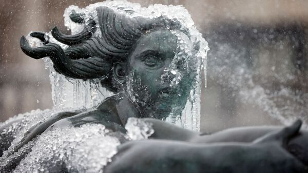 Покрытая льдом статуя на Трафальгарской площади в Лондоне  - Sputnik Молдова