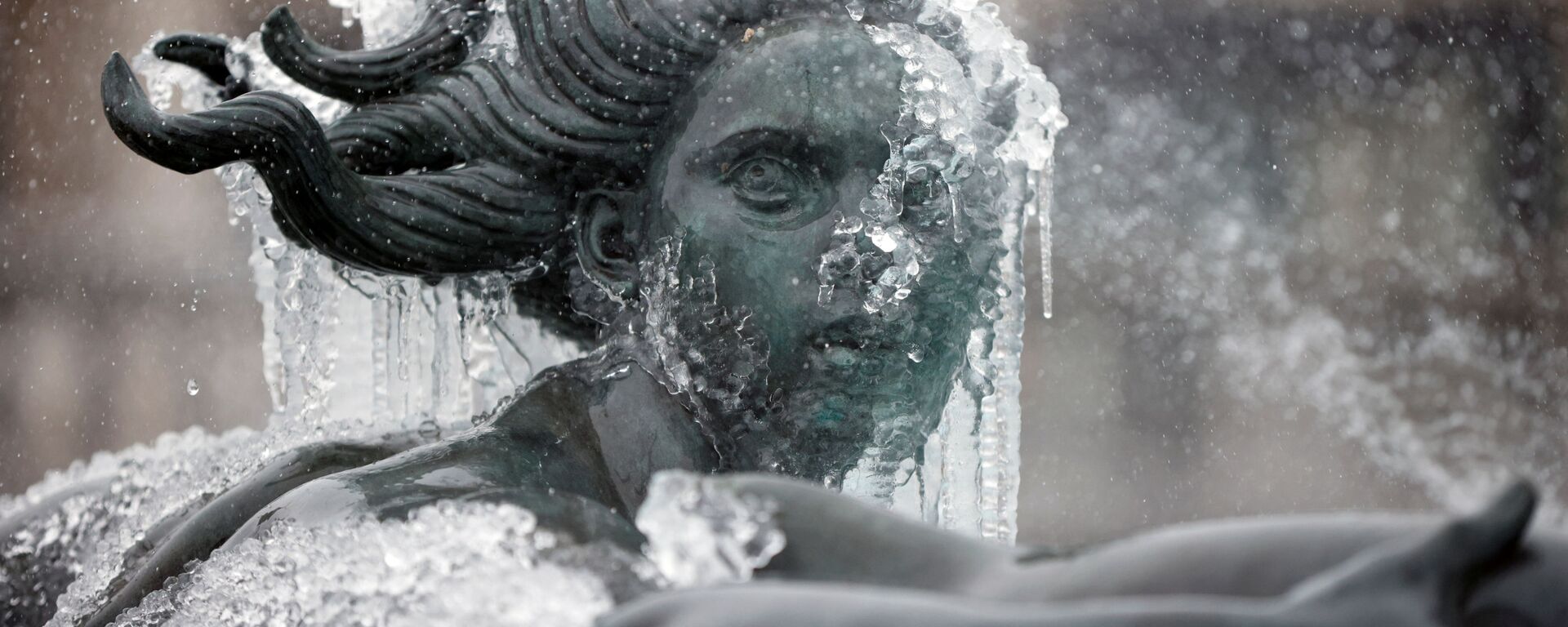 Покрытая льдом статуя на Трафальгарской площади в Лондоне  - Sputnik Молдова, 1920, 11.02.2021