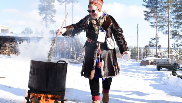 Практикующий нойд (шаман) и хранитель традиционных знаний народа саами Надя Фенина варит уху на празднике Мистический север - Sputnik Молдова