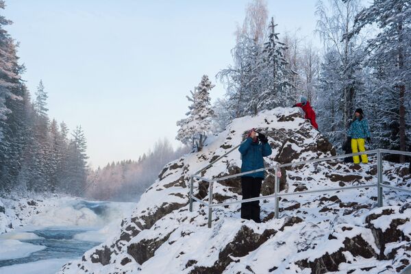 Туристы у водопада Кивач в Республике Карелия - Sputnik Молдова