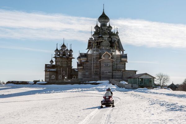 Снегоход с туристами на острове Кижи. в музее-заповеднике Кижи - Sputnik Молдова