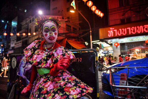 Танцовщица в китайском квартале в Бангкоке накануне наступления Лунного Нового года - Sputnik Молдова