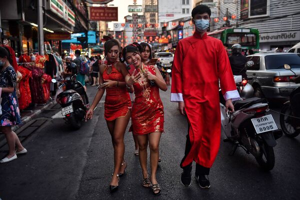 Люди в традиционных нарядах в китайском квартале в Бангкоке в преддверии наступления лунного Нового года - Sputnik Молдова