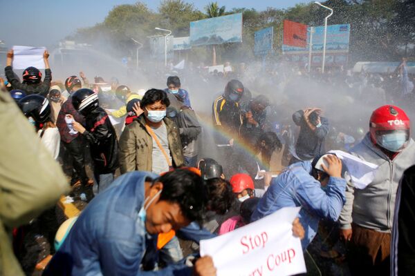 Полиция стреляет из водомета по демонстрантам, выступающим против военного переворота, в Нейпьито, Мьянма - Sputnik Молдова