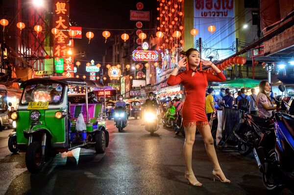 Девушка позирует для фото на улице, украшенной к лунному Новому году, в китайском квартале Бангкока - Sputnik Молдова