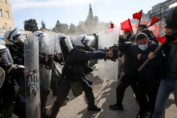 Столкновения полиции со студентами университета в Афинах, Греция - Sputnik Молдова