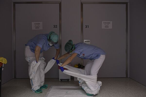 Персонал снимает защитную одежду в отделении больницы Сан-Хуан-де-Диос в Памплоне, на севере Испании - Sputnik Молдова