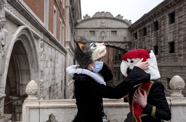 Венецианцы в карнавальных масках и костюмах у Моста Вздохов в Венеции - Sputnik Молдова