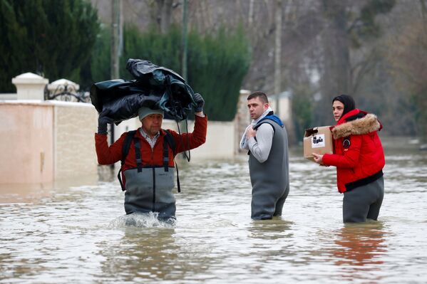 Жители французской коммуны Эсбли на затопленных в результате разлива реки улицах - Sputnik Молдова