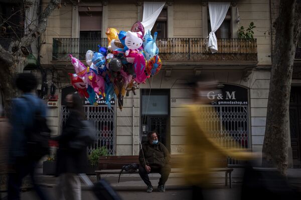 Продавец воздушных шаров на одной из улиц Барселоны, Испания - Sputnik Молдова