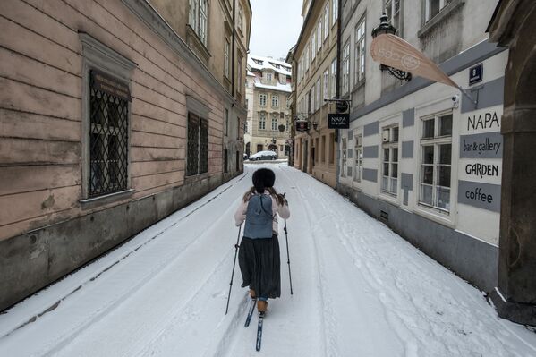 Женщина на лыжах в заснеженной Праге - Sputnik Молдова