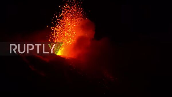 Italy: Mount Etna spews lava into the night sky - Sputnik Moldova-România