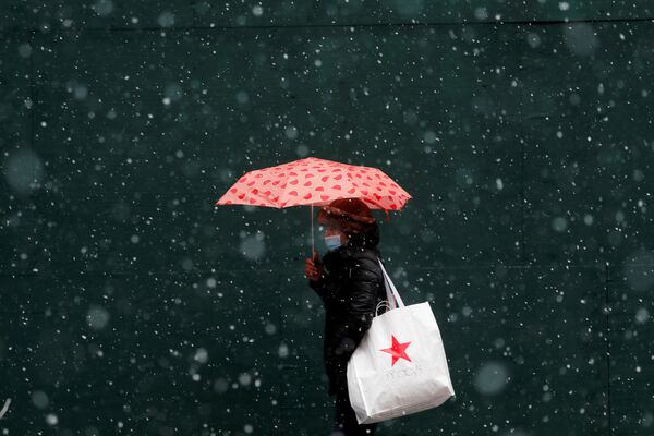 Femeie cu umbrelă și geantă de la magazinul Macy’s din Times Square din New York, SUA. - Sputnik Moldova-România