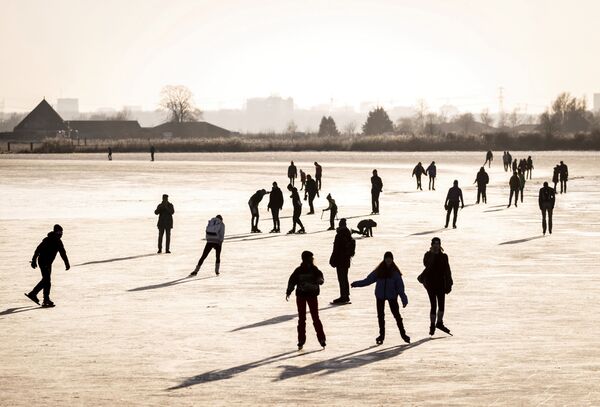 Oamenii patinează pe gheață naturală în Zuiderwood, Olanda. - Sputnik Moldova-România