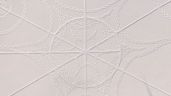 Un detaliu din complexul model geometric format din mii de pași pe zăpadă în Espoo, Finlanda. - Sputnik Moldova-România