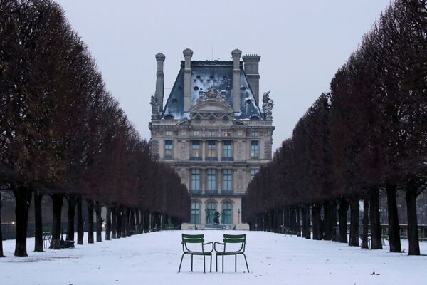 Scaune acoperite de zăpadă în grădina Tuileries din Paris, Franța. - Sputnik Moldova