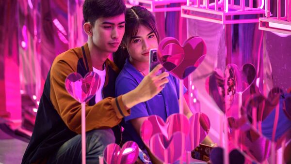 Пара фотографируется в День Святого Валентина в Бангкоке  - Sputnik Молдова