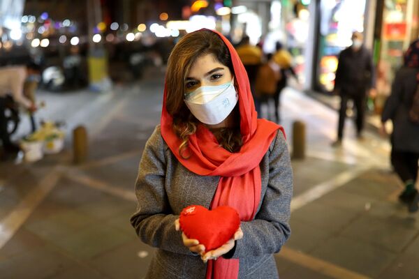 Девушка позирует с подушкой в виде сердца в Тегеране  - Sputnik Молдова