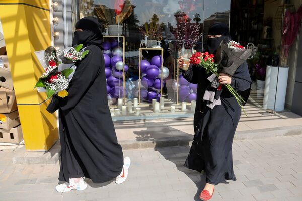 Девушки со цветами в день Святого Валентина в Саудовской Аравии  - Sputnik Молдова
