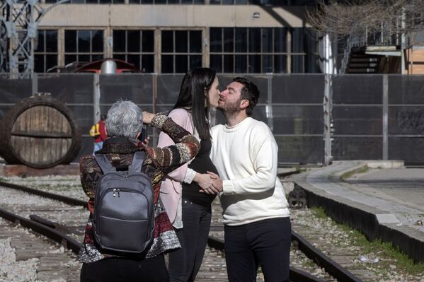 Пара позирует в День Святого Валентина в Мадриде  - Sputnik Молдова