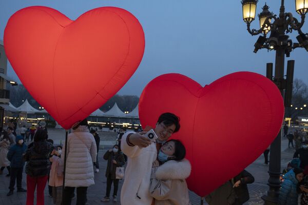 Люди фотографируются у воздушных шаров в День Святого Валентина в Пекине  - Sputnik Молдова